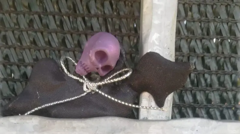 Il fantoccio con lo scheletro appeso al cancello di casa Piovanelli - © www.giornaledibrescia.it
