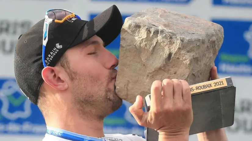 Sonny Colbrelli bacia la pietra del pavè francese, trofeo e simbolo della Parigi-Roubaix - Foto Epa © www.giornaledibrescia.it