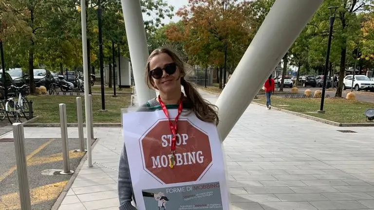 La donna incatenata fuori dalla Poliambulanza per manifestare contro il precariato