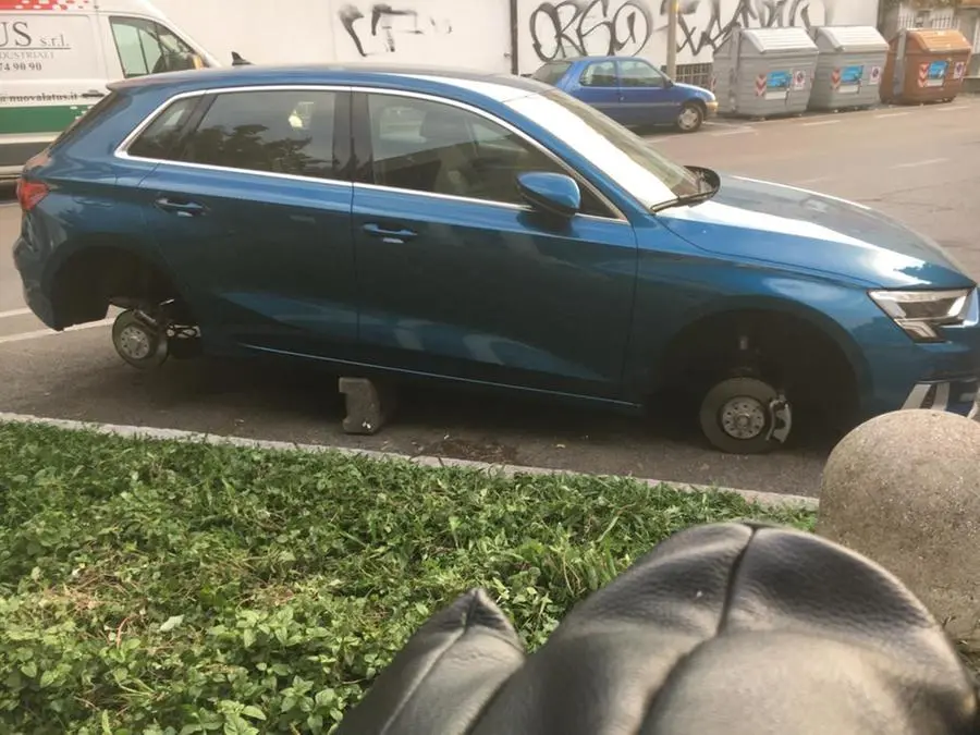 Un'Audi e una Mini senza le ruote nella zona sud di Brescia