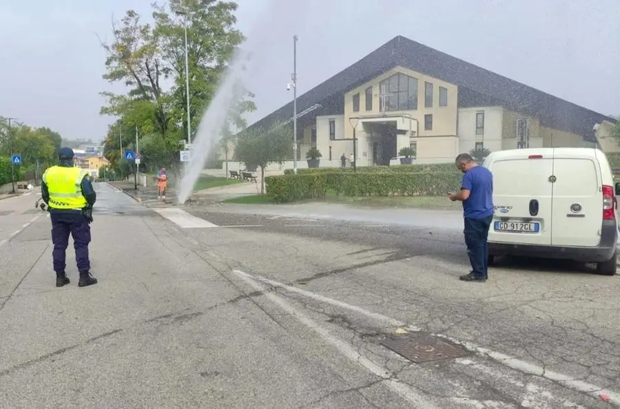 Desenzano, salta una tubazione: geyser frantuma marciapiede