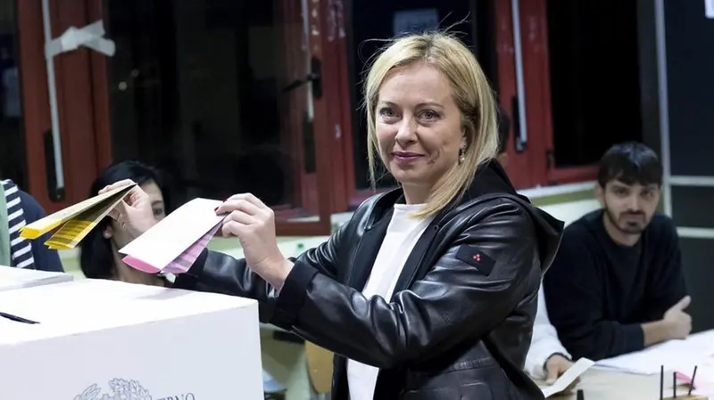 Giorgia Meloni vota alle elezioni del 25 settembre di quest'anno - Foto Ansa © www.giornaledibrescia.it