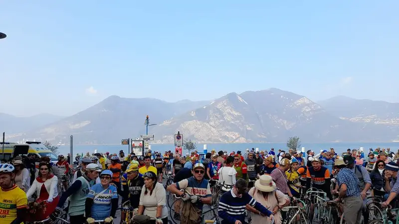 Pedalatori in massa davanti allo specchio d'acqua del lago d'Iseo - Foto di Stefano Tarozzo