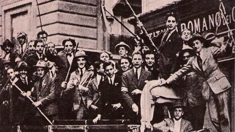 Nel 1922 squadristi fascisti di tutte le età in partenza per Roma