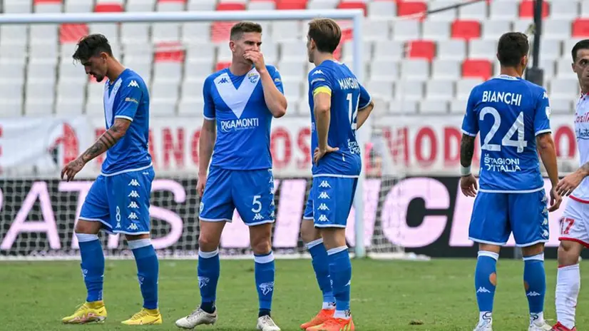 I giocatori del Brescia dopo la sconfitta col Bari - Foto New Reporter © www.giornaledibrescia.it