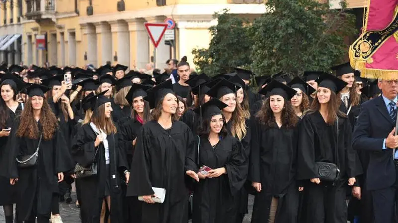 La cerimonia al teatro Grande per i laureati dell'università Cattolica