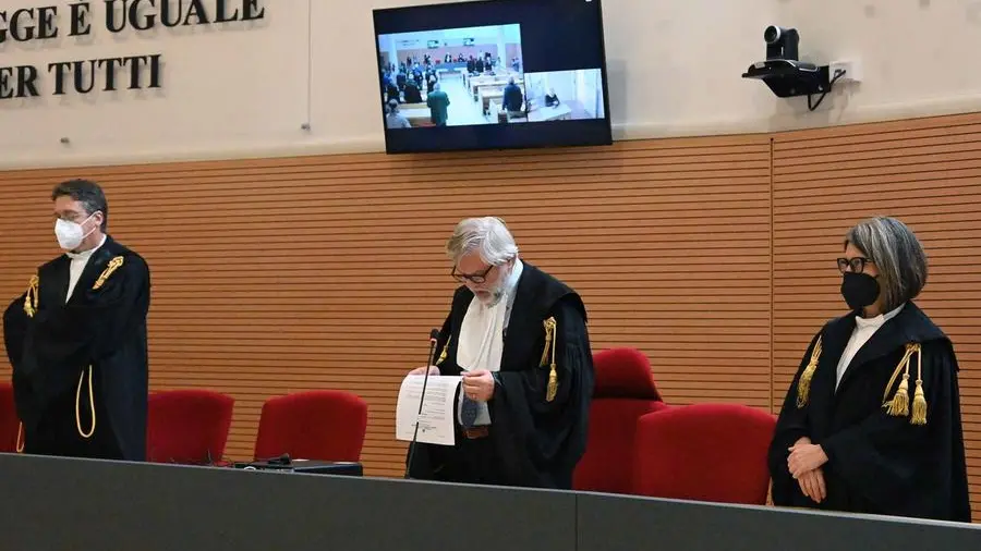 Il presidente della Corte d’appello Deantoni legge la sentenza. Tramonte è collegato in videoconferenza