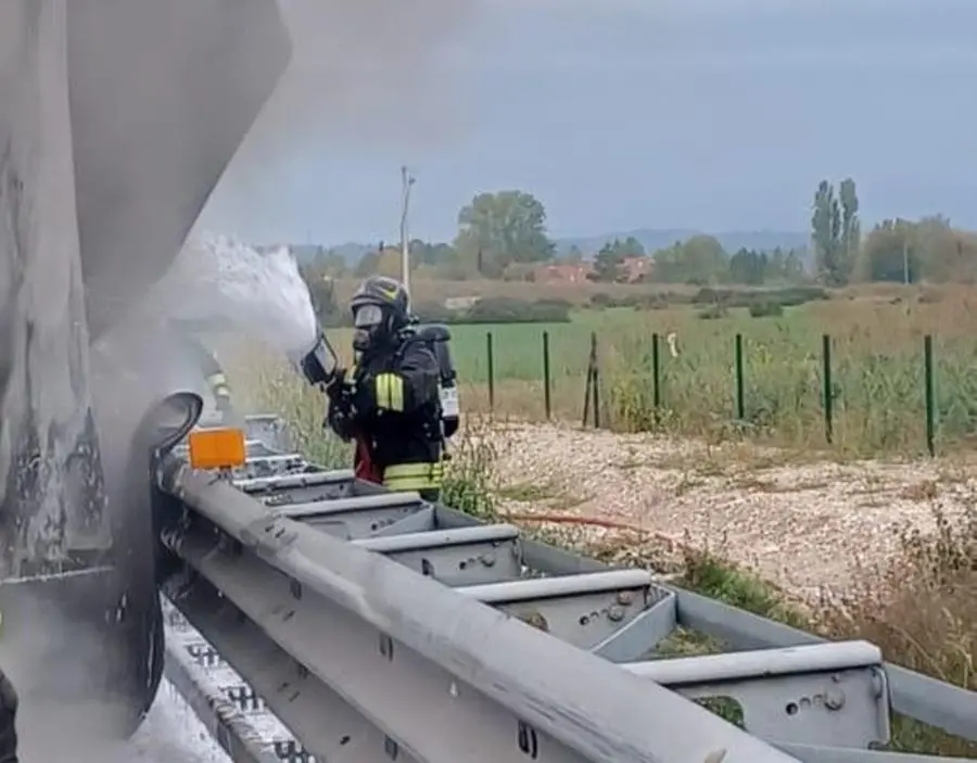 Vigile del Fuoco al lavoro con lo schiumogeno per spegnere il rogo in A4 - © www.giornaledibrescia.it