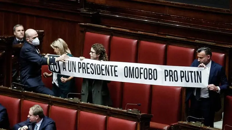 Lo striscione esposto contro Lorenzo Foresta - Foto Ansa © www.giornaledibrescia.it