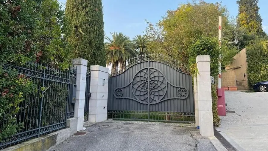 L’ingresso della maestosa residenza sequestrata a Sirmione - Foto © www.giornaledibrescia.it