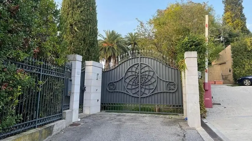 L’ingresso della maestosa residenza sequestrata a Sirmione - Foto © www.giornaledibrescia.it