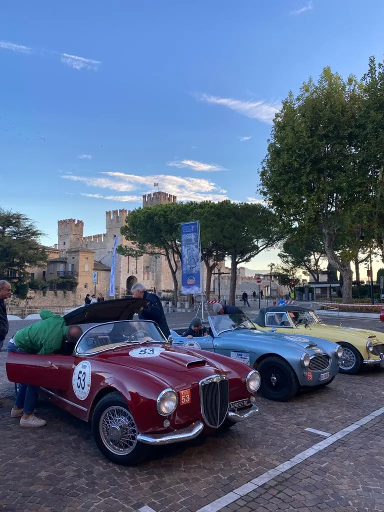 Le auto storiche in partenza dal lago di Garda