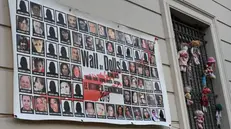 Il Muro delle Bambole in piazza Garibaldi, simbolo della lotta contro la violenza di genere - Foto Gabriele Strada Neg © www.giornaledibrescia.it