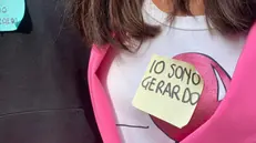 Il biglietto "Io sono Gerardo" su una maglia di una studentessa dell'Arnaldo - Foto © www.giornaledibrescia.it