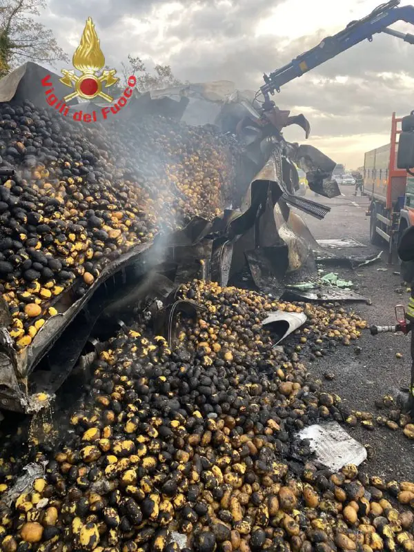 Tir in fiamme in autostrada, bruciato il carico di patate