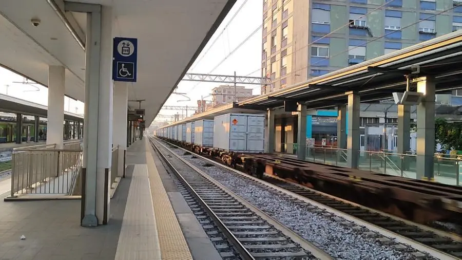 Brescia, treno carico di materiale «esplosivo» in transito