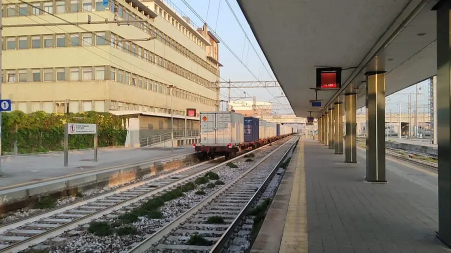 Brescia, treno carico di materiale «esplosivo» in transito