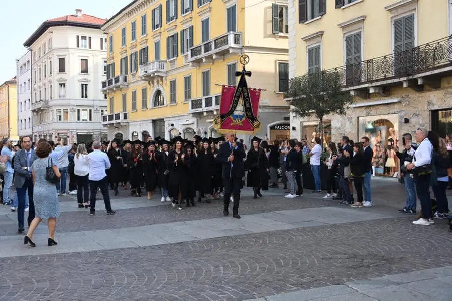 La cerimonia al teatro Grande per i laureati dell'università Cattolica