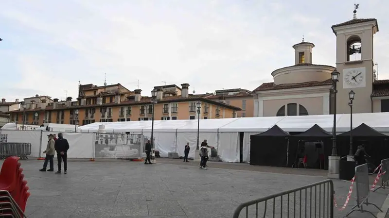 La zona dei costumi per le comparse in piazza Mercato