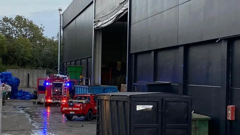 L'incendio nel capannone di via Levrini, tra Padenghe e Soiano