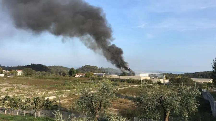 L'incendio nel capannone di via Levrini, tra Padenghe e Soiano