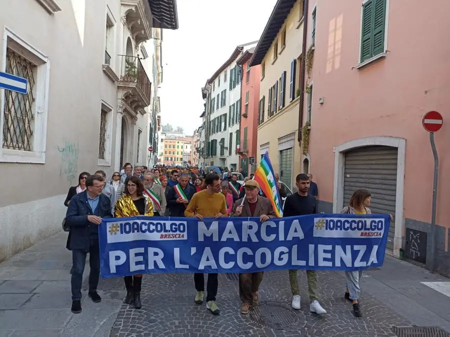 La manifestazione per l'accoglienza in centro a Brescia