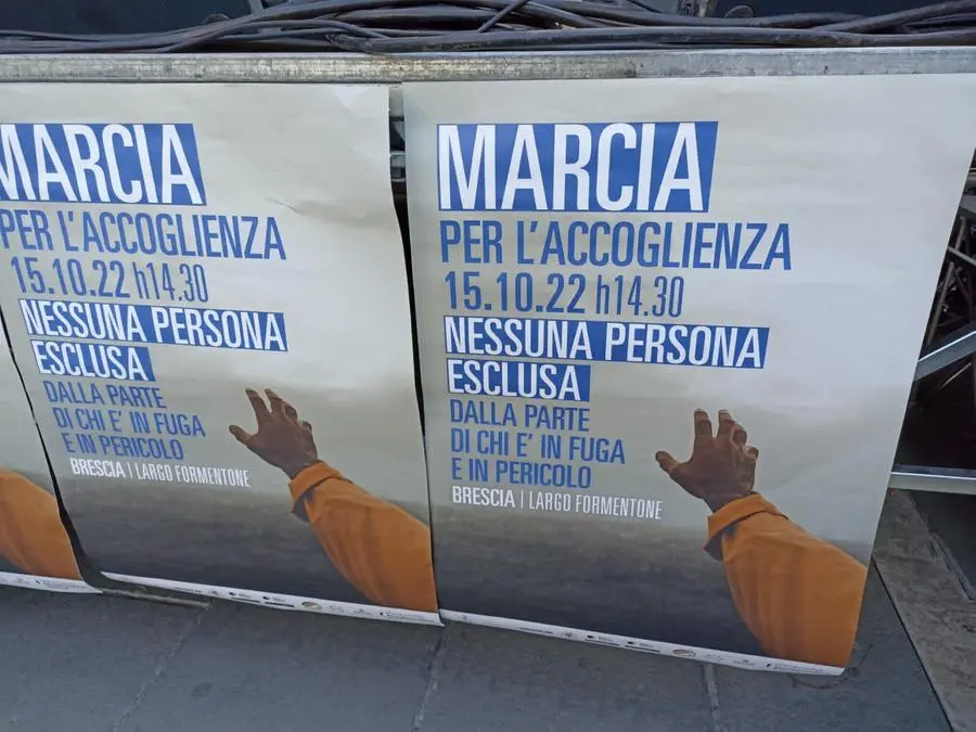 La manifestazione per l'accoglienza in centro a Brescia