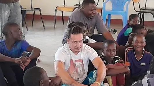 Il direttore del Sociale di Palazzolo con i bambini