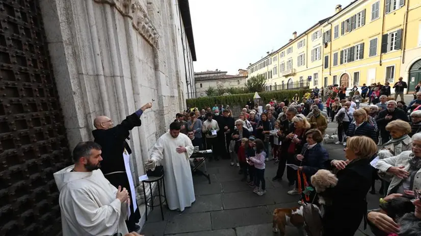 La benedizione gli animali sul sagrato della chiesa di San Francesco