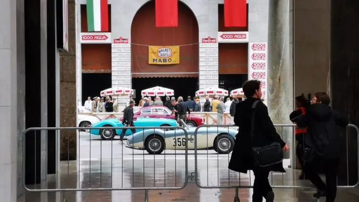 Le riprese in piazza Vittoria per il film su Enzo Ferrari