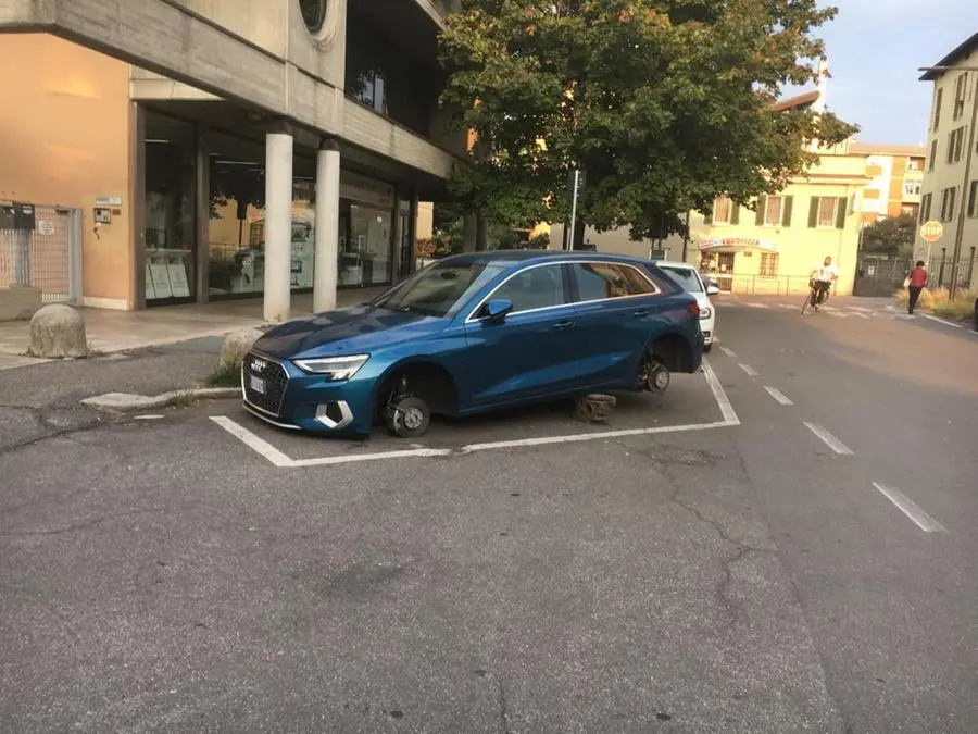 Un'Audi e una Mini senza le ruote nella zona sud di Brescia