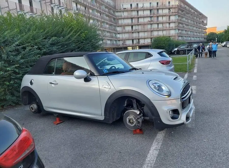 Un'Audi e una Mini senza le ruote nella zona sud di Brescia