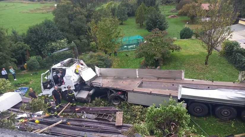 Il camion uscito di strada a Villanuova