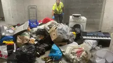 L'immondizia nel garage delle case Aler di Sanpolino