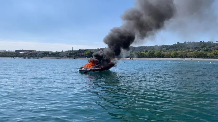 Motoscafo in fiamme nel golfo della Romantica a Manerba