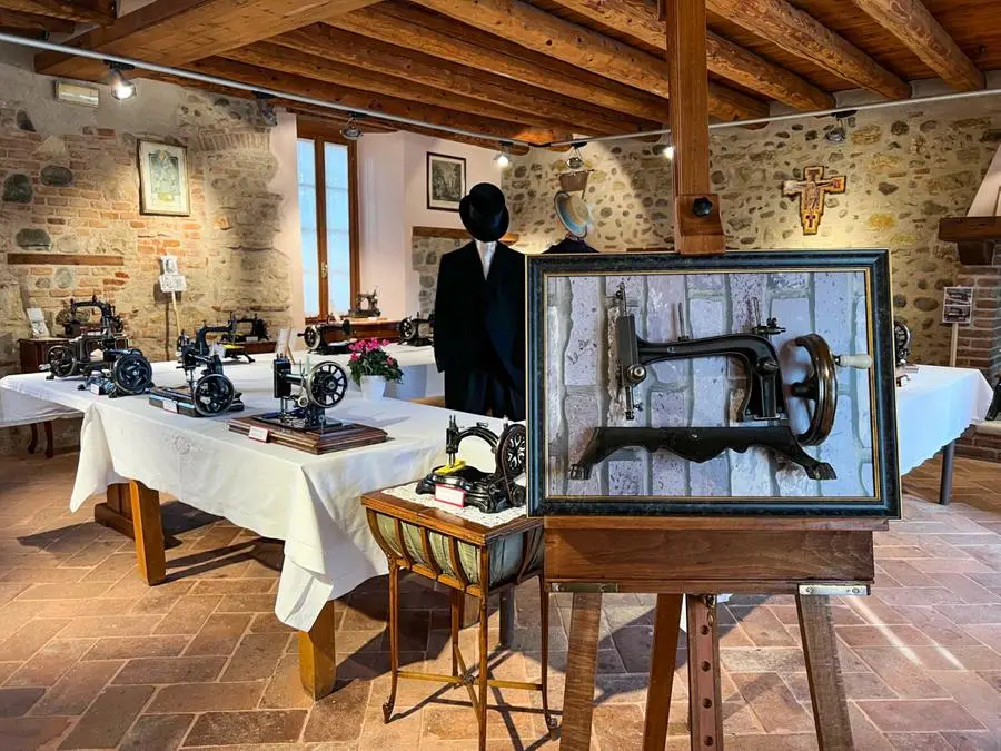 Antiche macchine da cucire in mostra a Molinetto di Mazzano