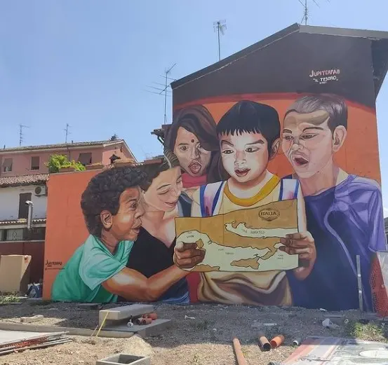 I murales in via Milano di Jupiterfab e degli studenti della Romanino