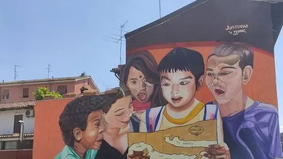 I murales in via Milano di Jupiterfab e degli studenti della Romanino