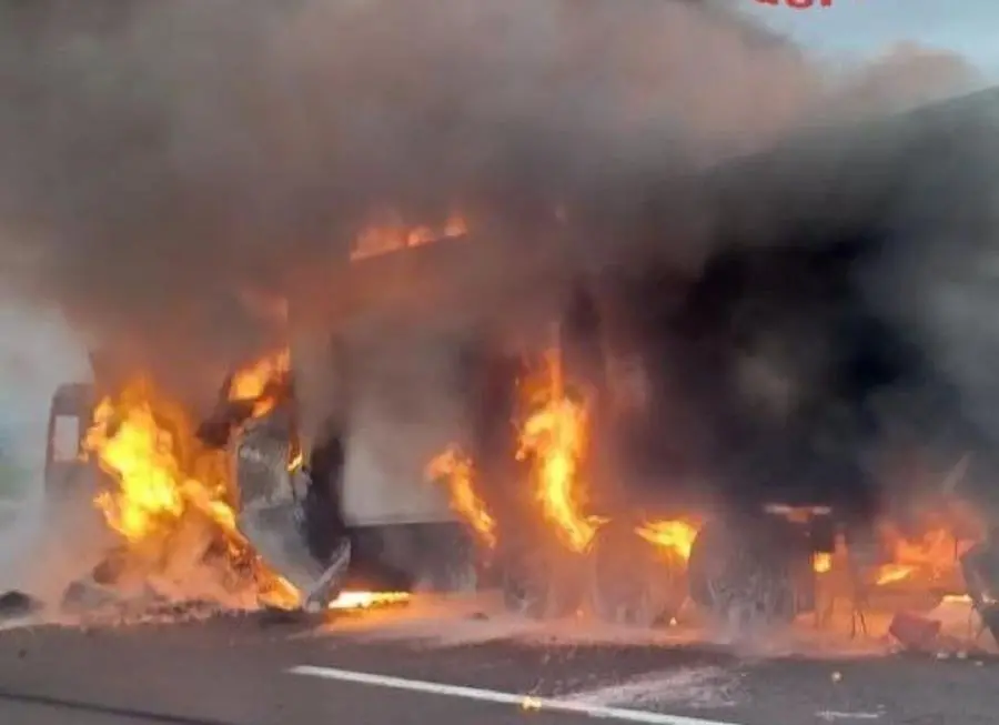 Tir in fiamme sull'A4 tra Sirmione e Desenzano - © www.giornaledibrescia.it