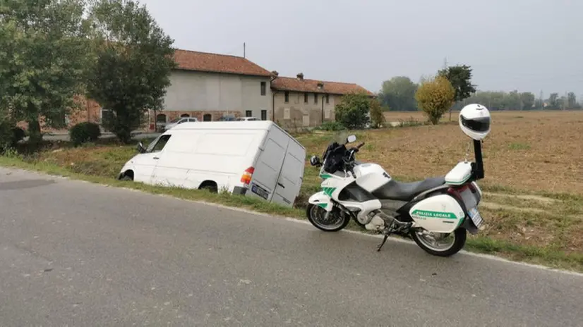 Verziano, furgone esce di strada e finisce nel fosso: un ferito