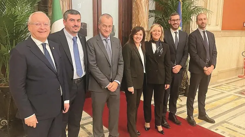 Foto di gruppo per i deputati bresciani (da sinistra): Casasco, Formentini, Girelli, Bordonali, Almici, Benzoni e Calovini -  © www.giornaledibrescia.it