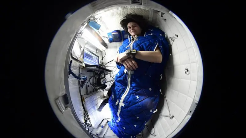 Cristoforetti nel suo letto nella navetta spaziale - Da Twitter