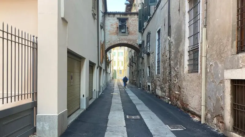 Franco si allontana in bici tra le vie del Carmine - © www.giornaledibrescia.it