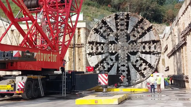 La grande fresa sbucata il 15 settembre scorso nel cantiere di Desenzano dopo due anni di scavo - © www.giornaledibrescia.it