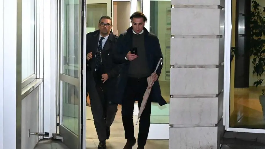 Giacomo Bozzoli esce dal palazzo di Giustizia dopo la lettura della sentenza - Foto Gabriele Strada Neg © www.giornaledibrescia.it