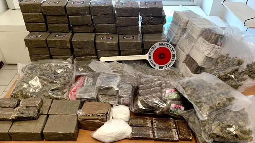 I panetti di droga sequestrati dalla Mobile