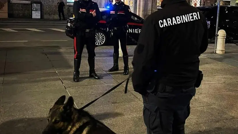 Carabinieri, controlli con cane antidroga in piazza Vittoria - © www.giornaledibrescia.it