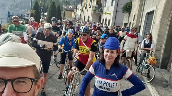 Lacustre, il giro del lago d'Iseo per bici d'epoca fa il pienone