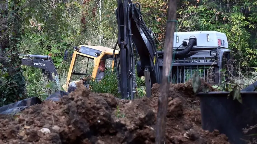 Ruspe al lavoro nei terreni dove erano sepolti 8 milioni di euro - Foto © www.giornaledibrescia.it