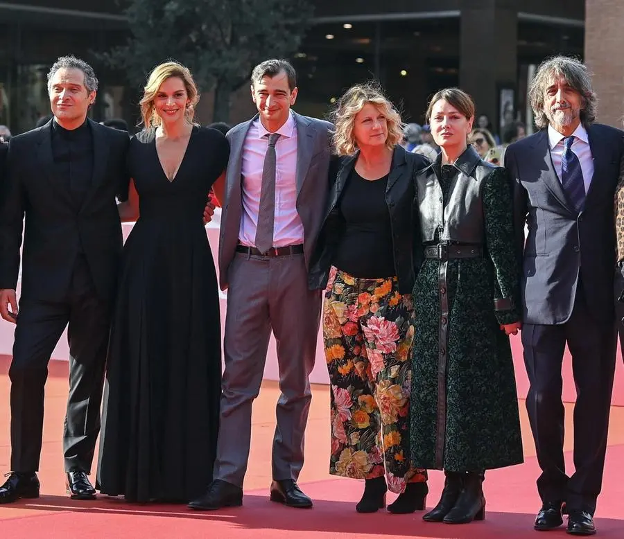 Red carpet: da sinistra Santamaria, Raffaella Rea, il regista Cipani, Angela Finocchiaro, Giovanna Mezzogiorno e Rubini -  © www.giornaledibrescia.it